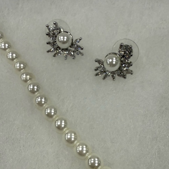 Elegant Faux Pearl & Cubic Zirconia Necklace and Earring Set - Picture 3 of 6